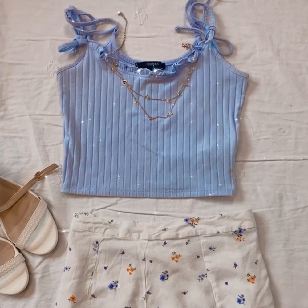Selling this cute spring/summer outfit.
